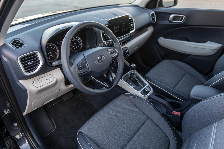 Интерьер Hyundai Venue 2019 года  (NA) (фото 14 из 40)